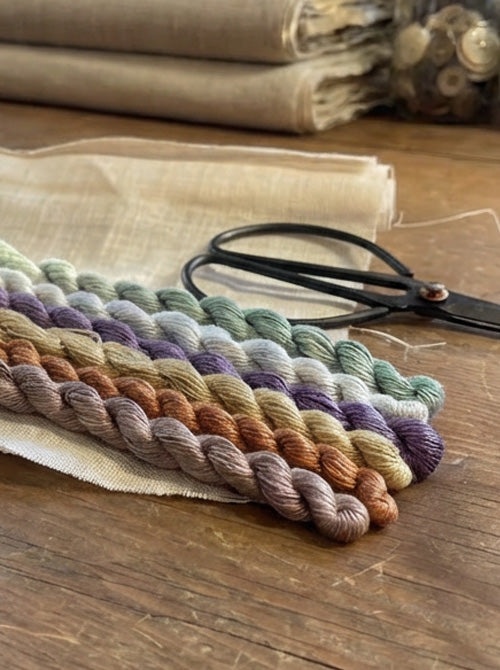 Plantefarget broderitråd i 100% silke