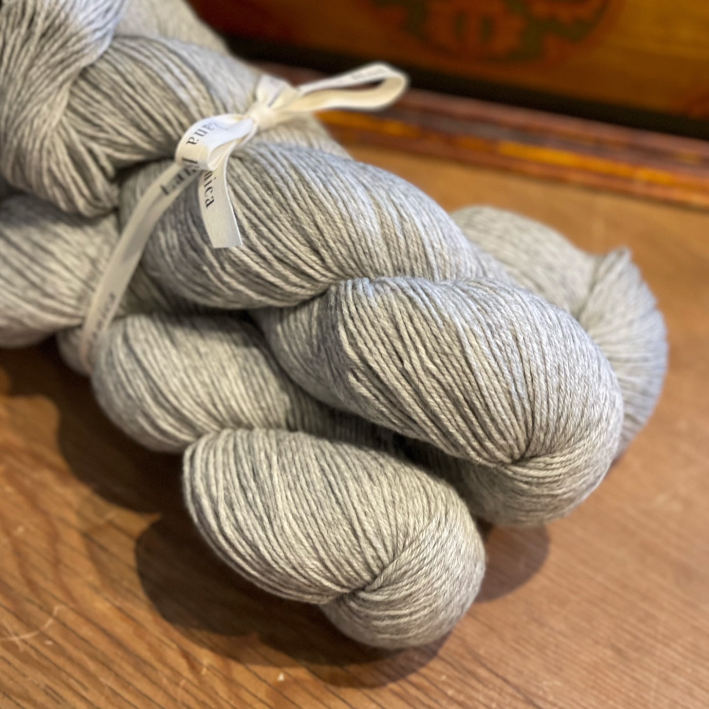 Ufarget sokkegarn superwash lys melert (100 g)