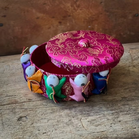 Oppbevaringsboks med kinesiske dukker