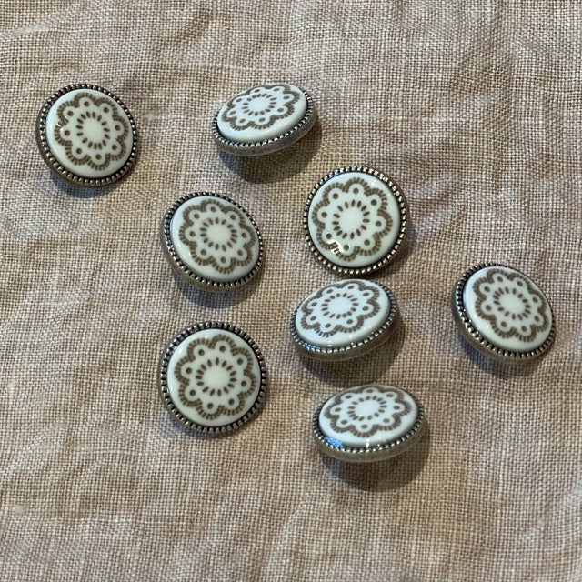 Knapper i metall og mønstret porselen