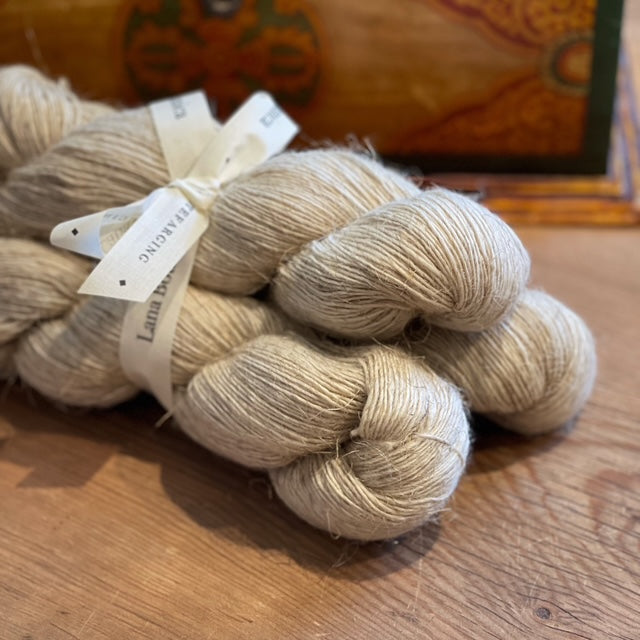 Ufarget garn Ull / Lin 400 m (100 g)