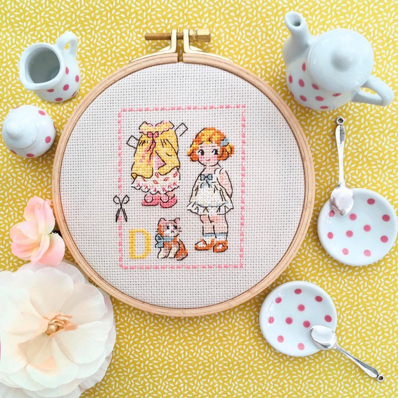 Paper Doll (papirdukke) Alfabet broderimønster