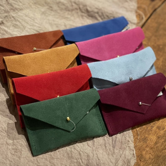 Småoppbevaring i semsket skinn