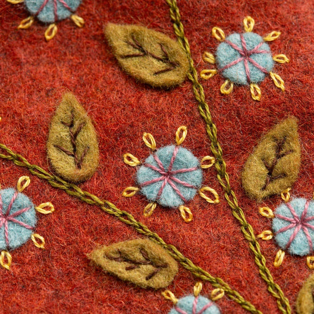 Corinne Lapierre Sakseetui og mini nålepute (filt + broderi)