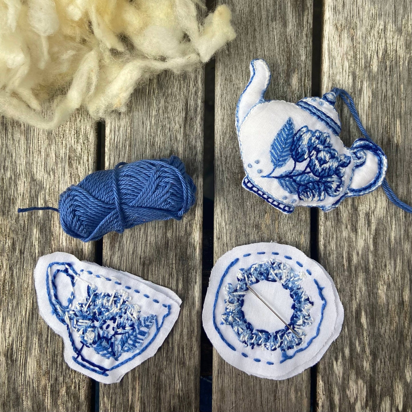 Cream Tea and Lace - broderisett i Delft-stil