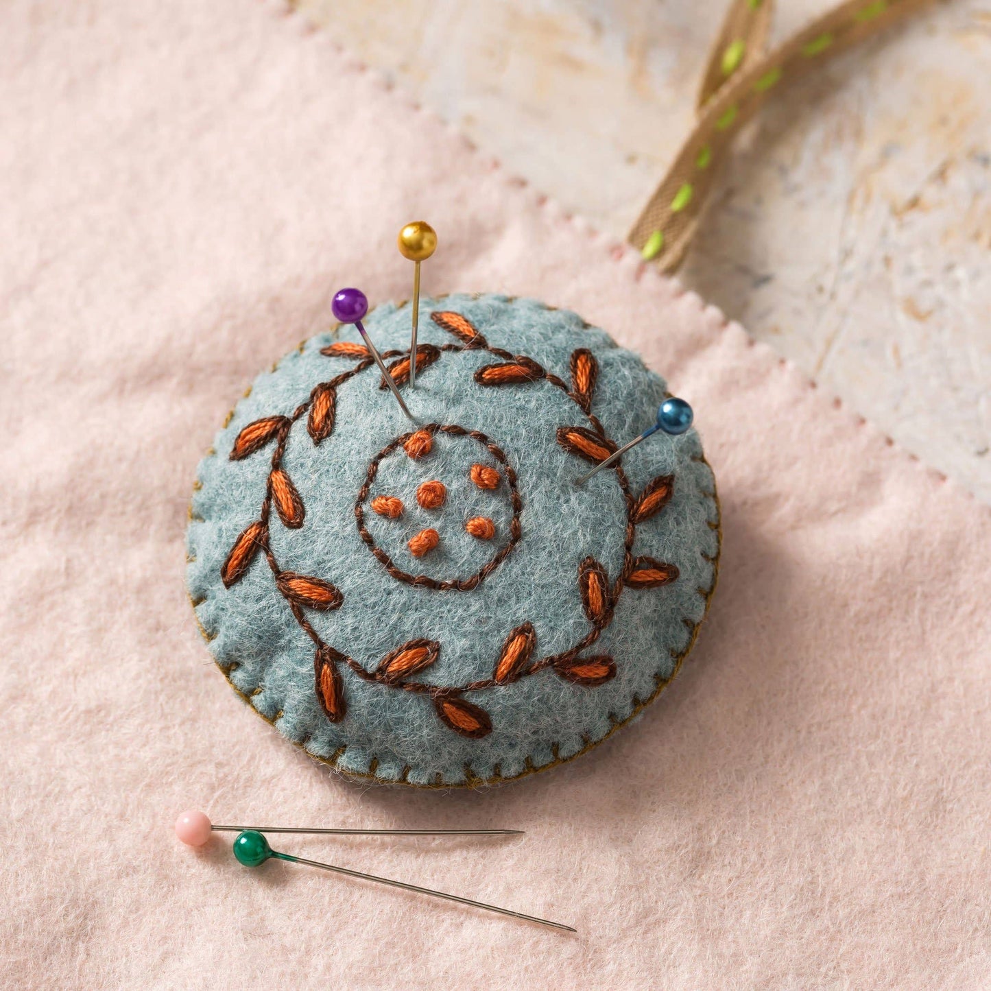 Corinne Lapierre Etui til sysaker (filt + broderi)