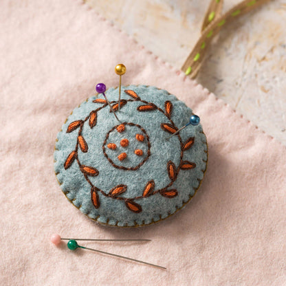 Corinne Lapierre Etui til sysaker (filt + broderi)