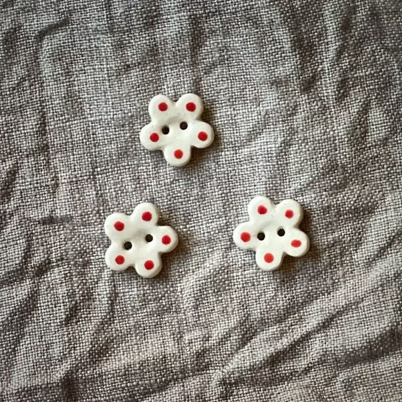 Knapper i keramikk Blomsterform med prikker 12 mm
