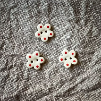 Knapper i keramikk Blomsterform med prikker 12 mm