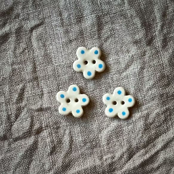 Knapper i keramikk Blomsterform med prikker 12 mm
