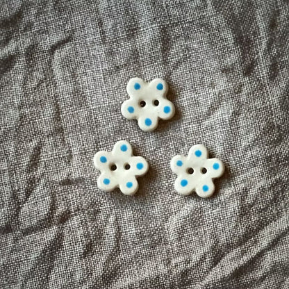 Knapper i keramikk Blomsterform med prikker 12 mm