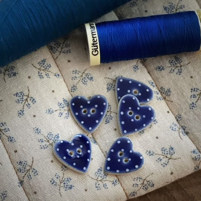 Knapper i keramikk Hjerteform med prikker 18 mm