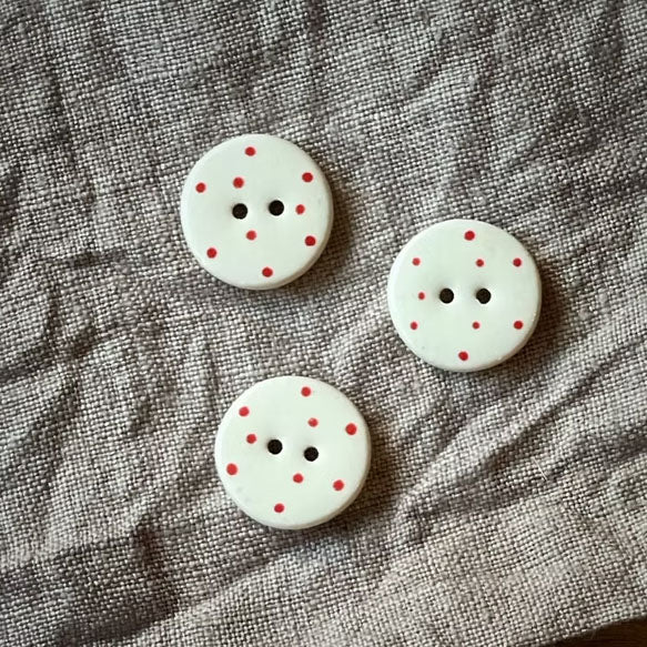 Knapper i keramikk Runde med prikker 12 mm