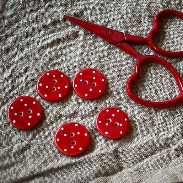 Knapper i keramikk Runde med prikker 12 mm