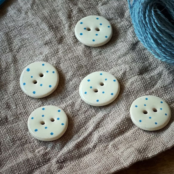 Knapper i keramikk Runde med prikker 12 mm