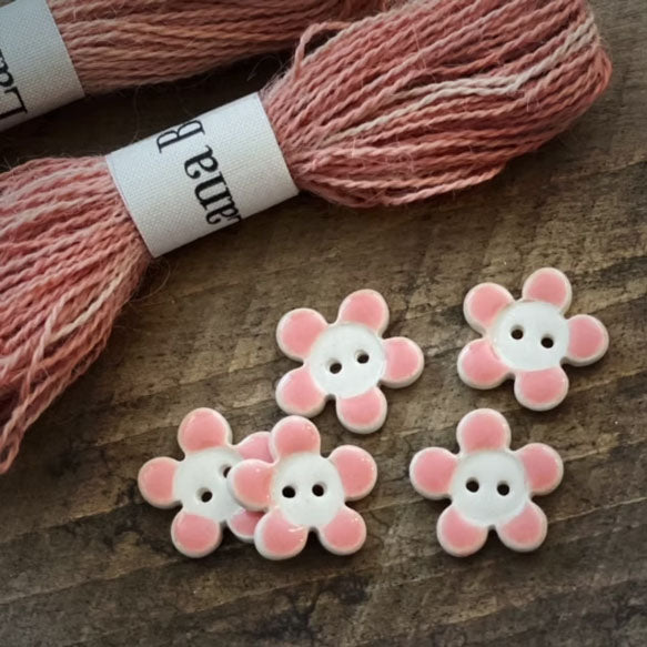 Knapper i keramikk Blomsterform 18 mm