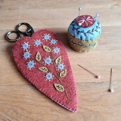 Corinne Lapierre Sakseetui og mini nålepute (filt + broderi)