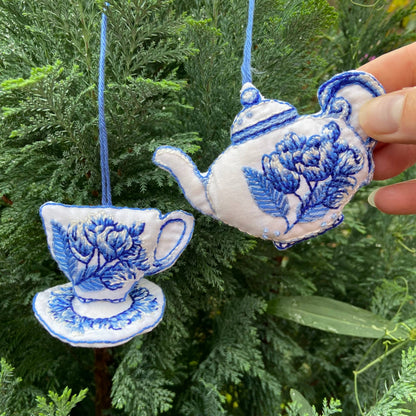 Cream Tea and Lace - broderisett i Delft-stil