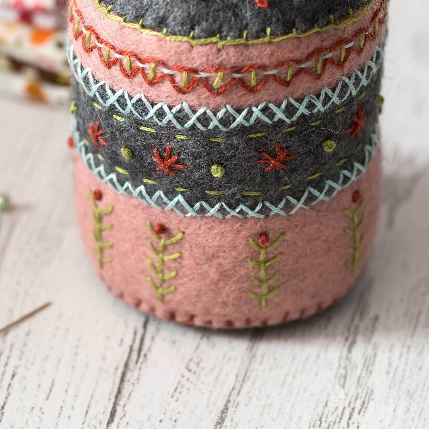 Corinne Lapierre Nålepute (filt + broderi)