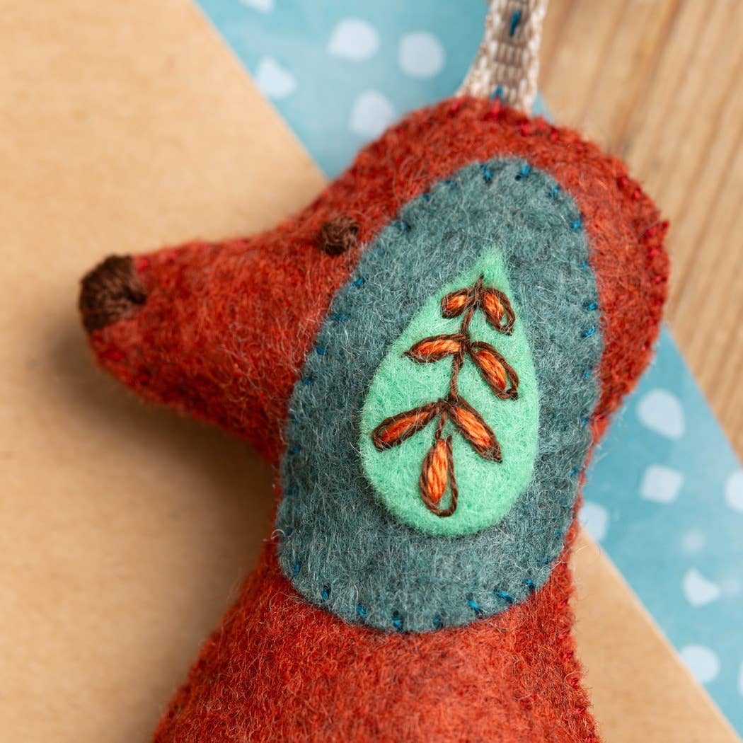 Corinne Lapierre Hund (filt + broderi)