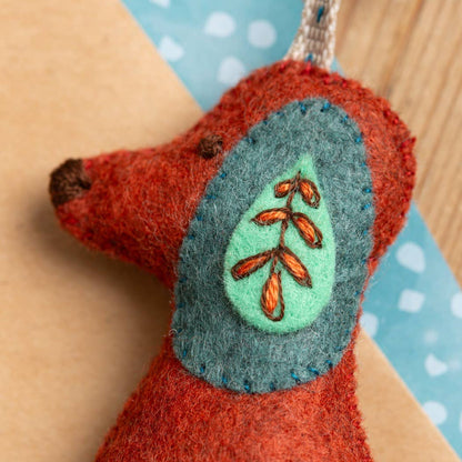 Corinne Lapierre Hund (filt + broderi)