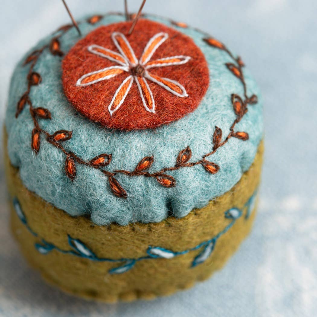 Corinne Lapierre Sakseetui og mini nålepute (filt + broderi)