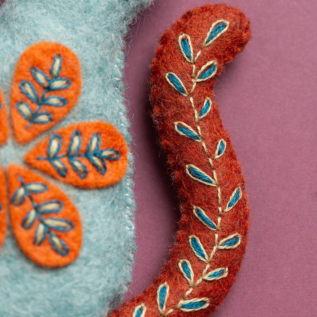Corinne Lapierre Katt (filt + broderi)