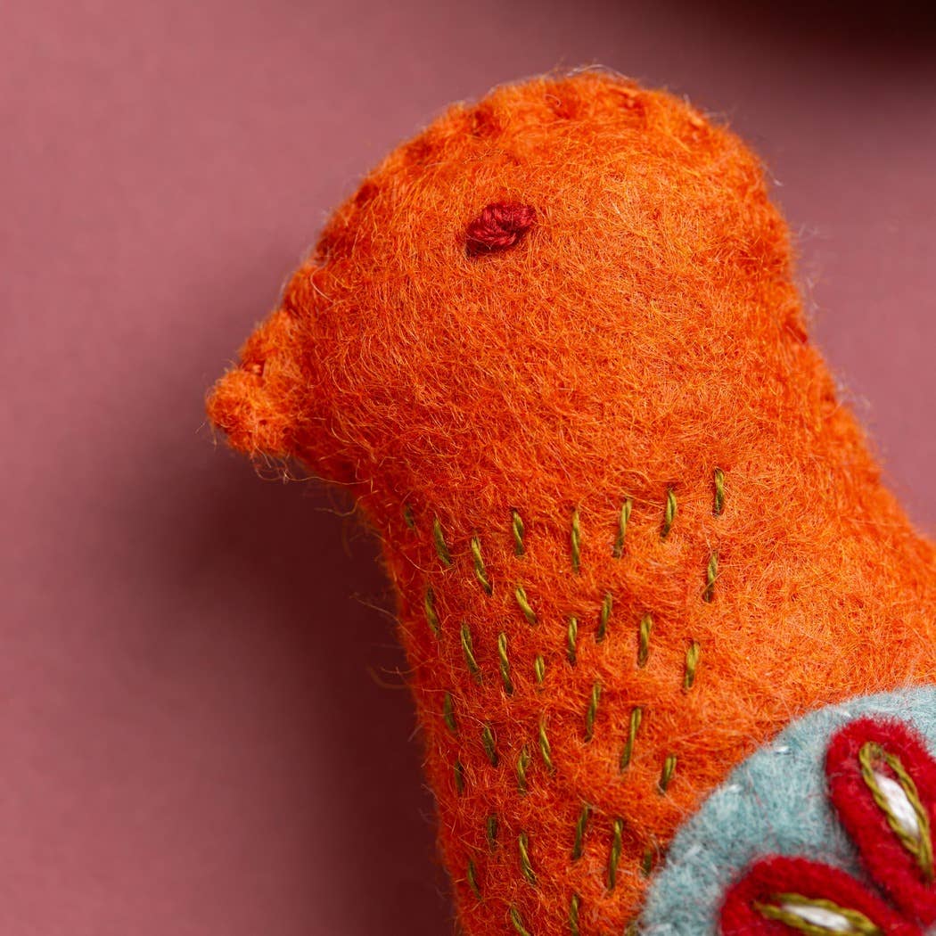 Corinne Lapierre Fugler (filt + broderi)