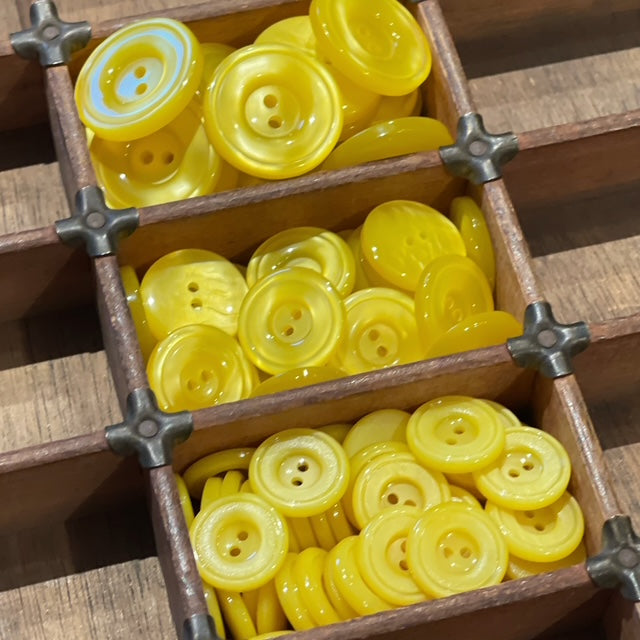 Glossy italienske knapper solgul