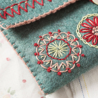 Corinne Lapierre Liten veske til sysaker (filt + broderi)