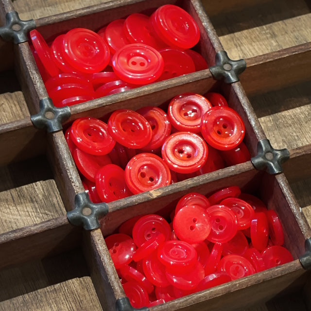 Glossy italienske knapper tomatrød