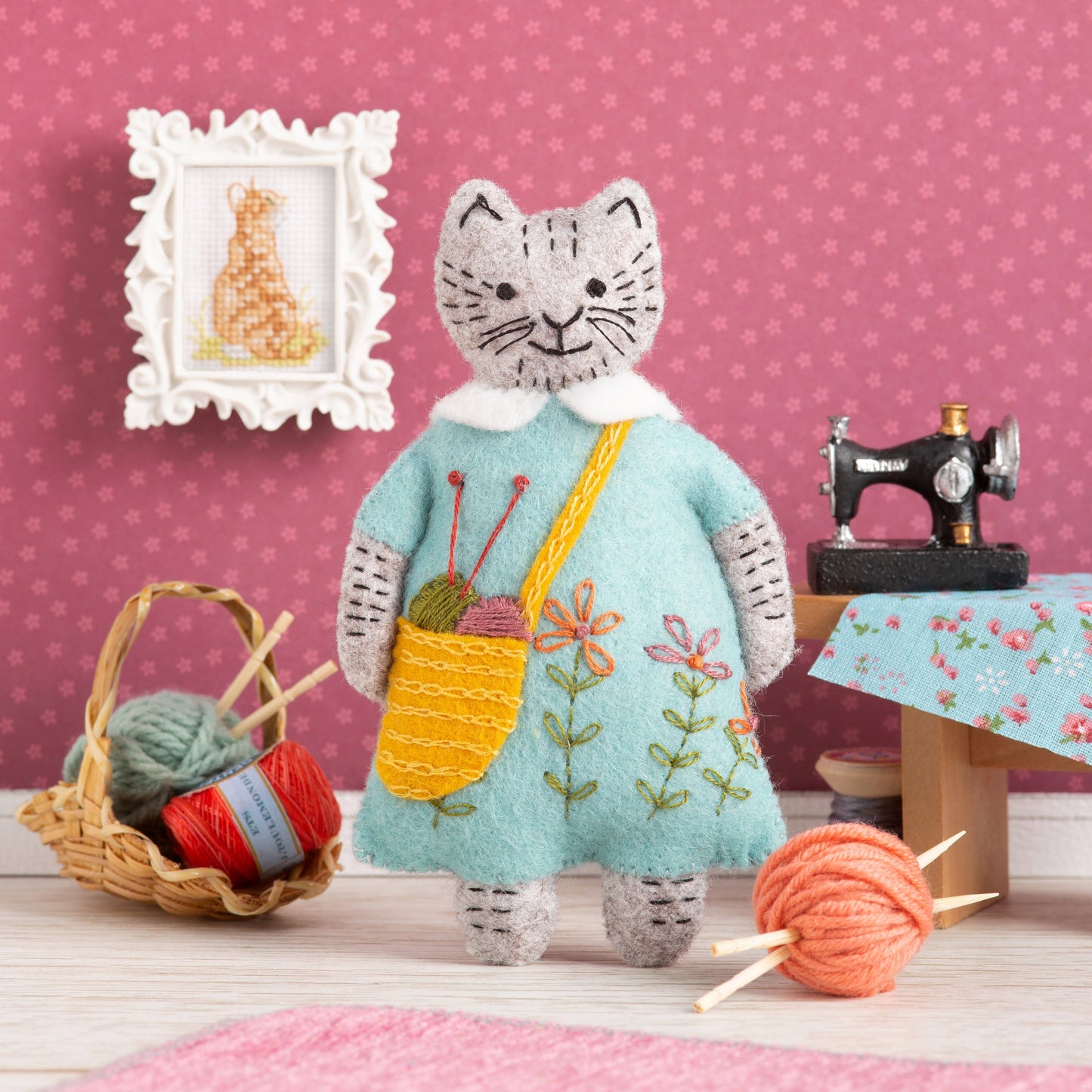 Corinne Lapierre Katt som strikker (filt + broderi)
