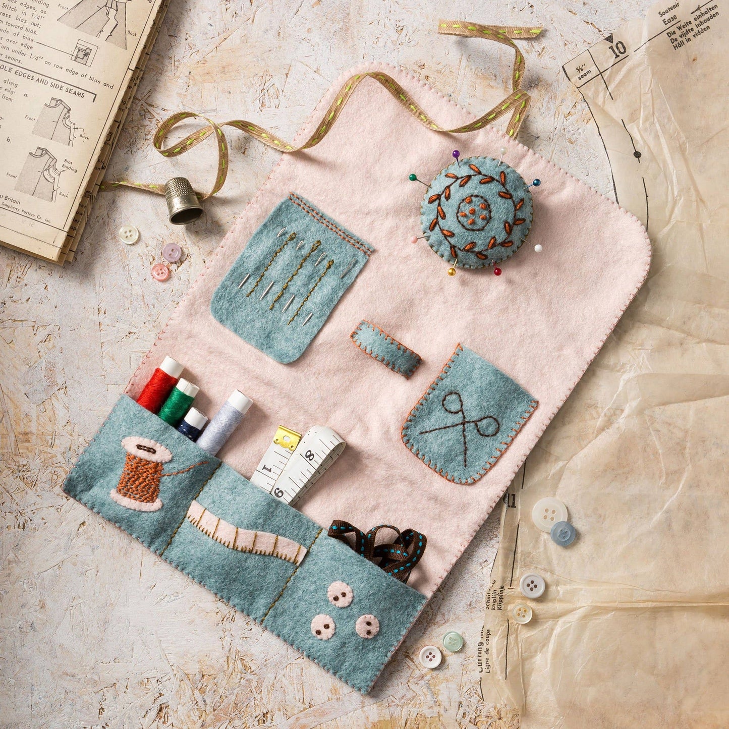 Corinne Lapierre Etui til sysaker (filt + broderi)