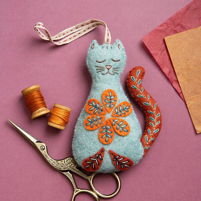 Corinne Lapierre Katt (filt + broderi)