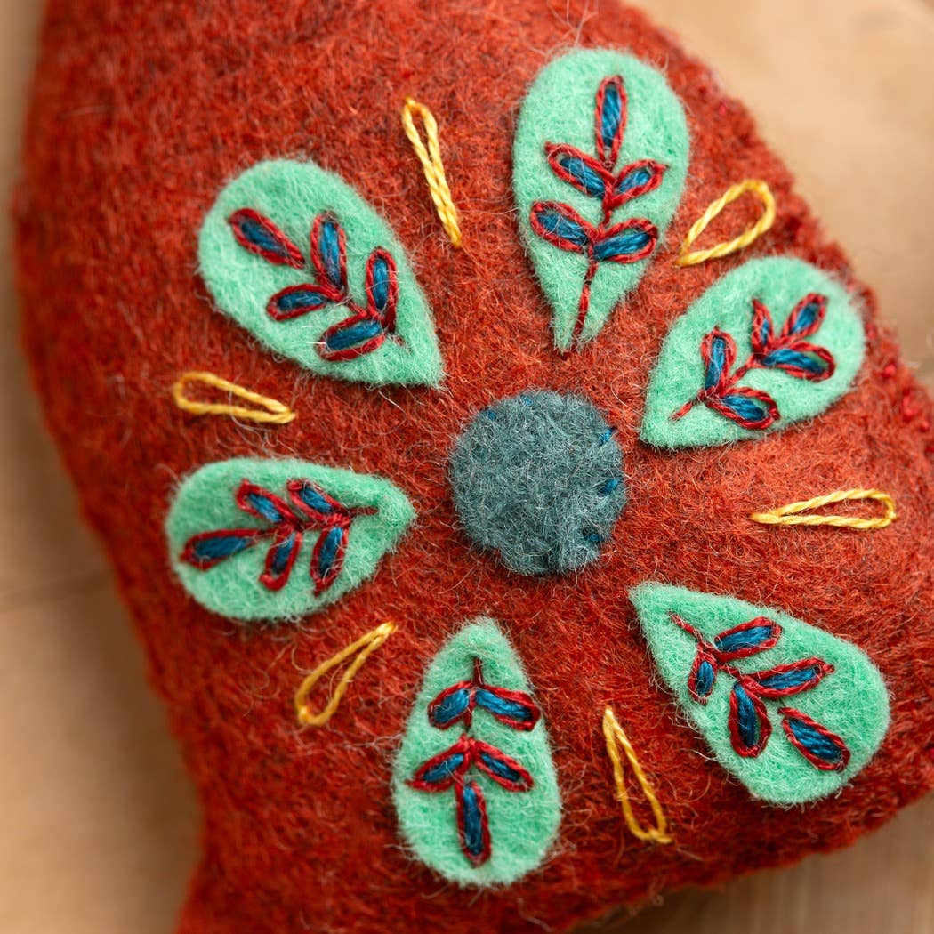 Corinne Lapierre Hund (filt + broderi)