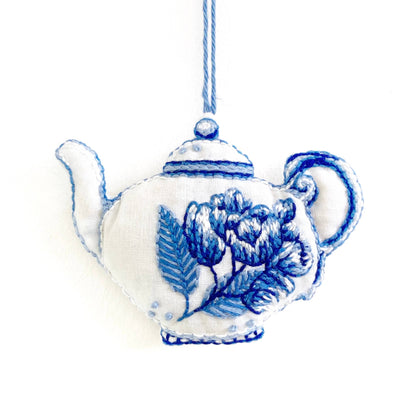 Cream Tea and Lace - broderisett i Delft-stil