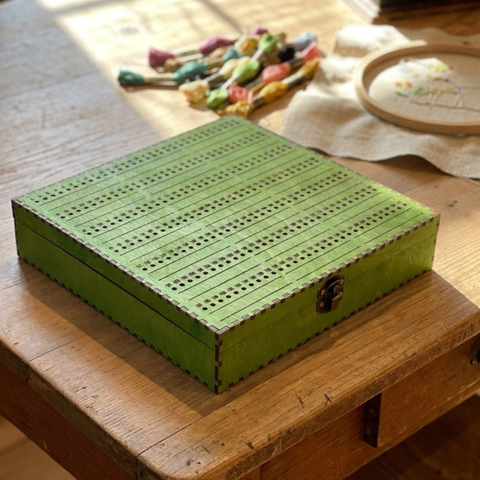Organiseringsboks med lokk (210 hull)