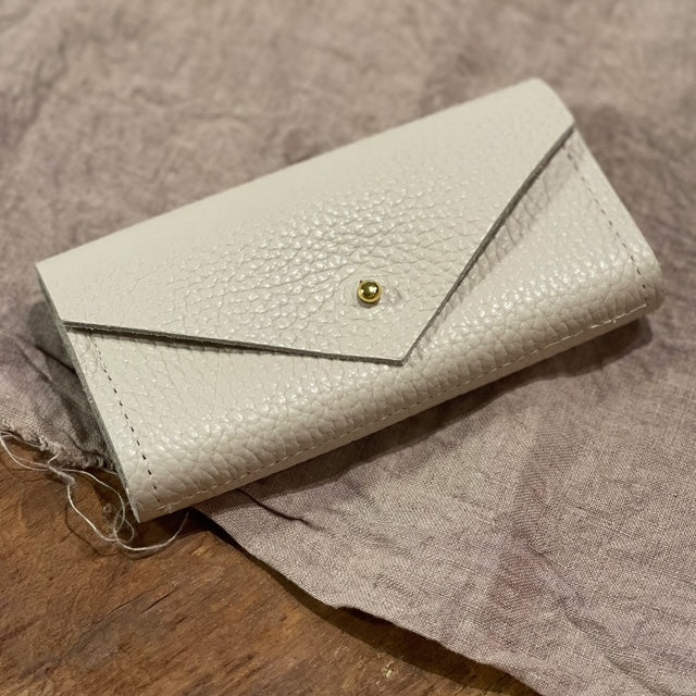Etui til sy- og broderisaker i skinn
