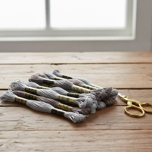 DMC Mouliné broderitråd • Grålige nyanser