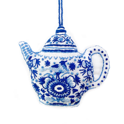 Cream Tea and Lace - broderisett i Delft-stil