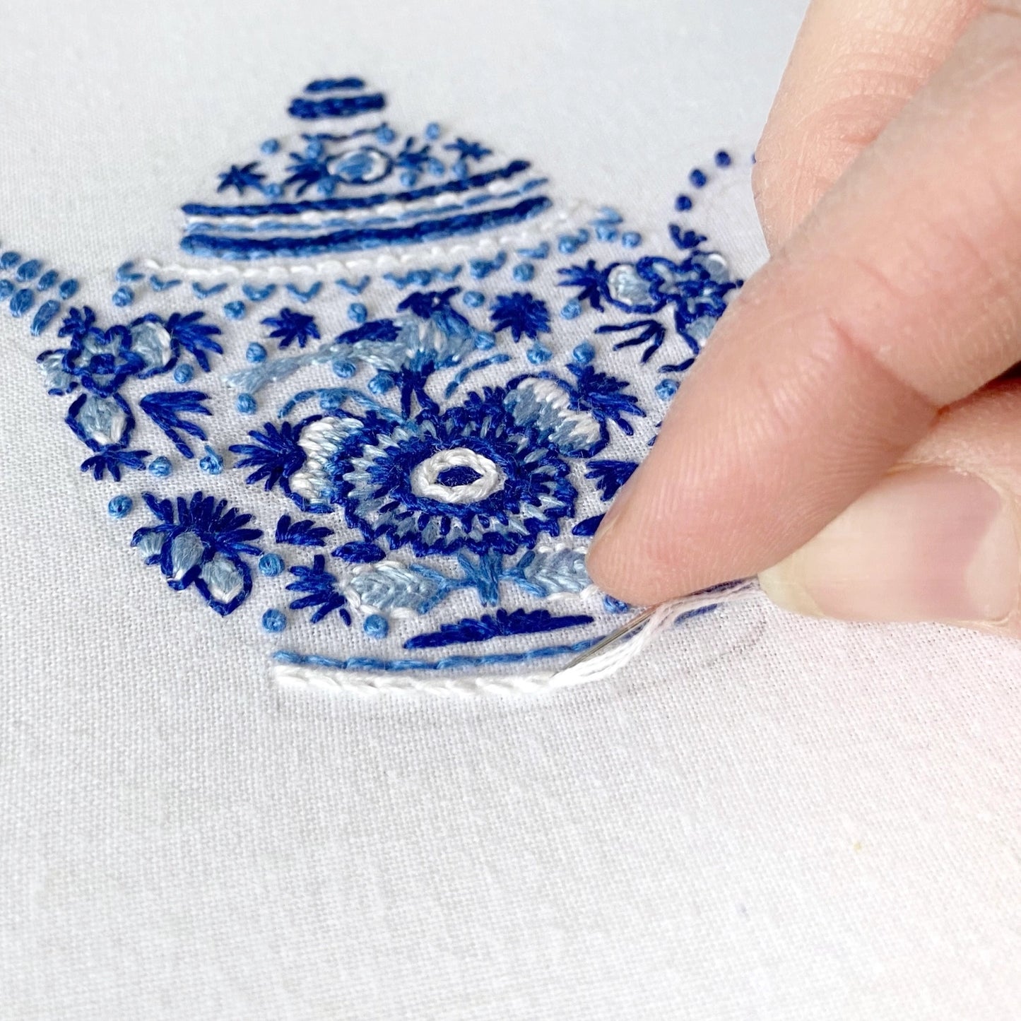 Cream Tea and Lace - broderisett i Delft-stil