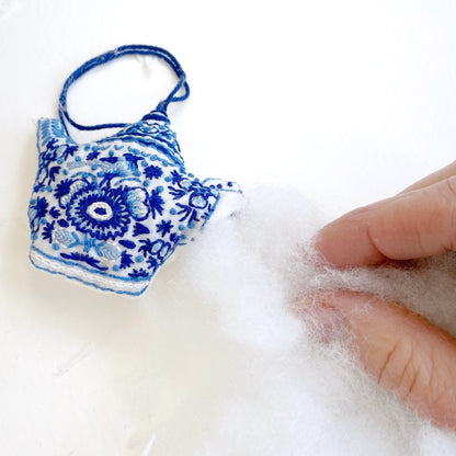 Cream Tea and Lace - broderisett i Delft-stil