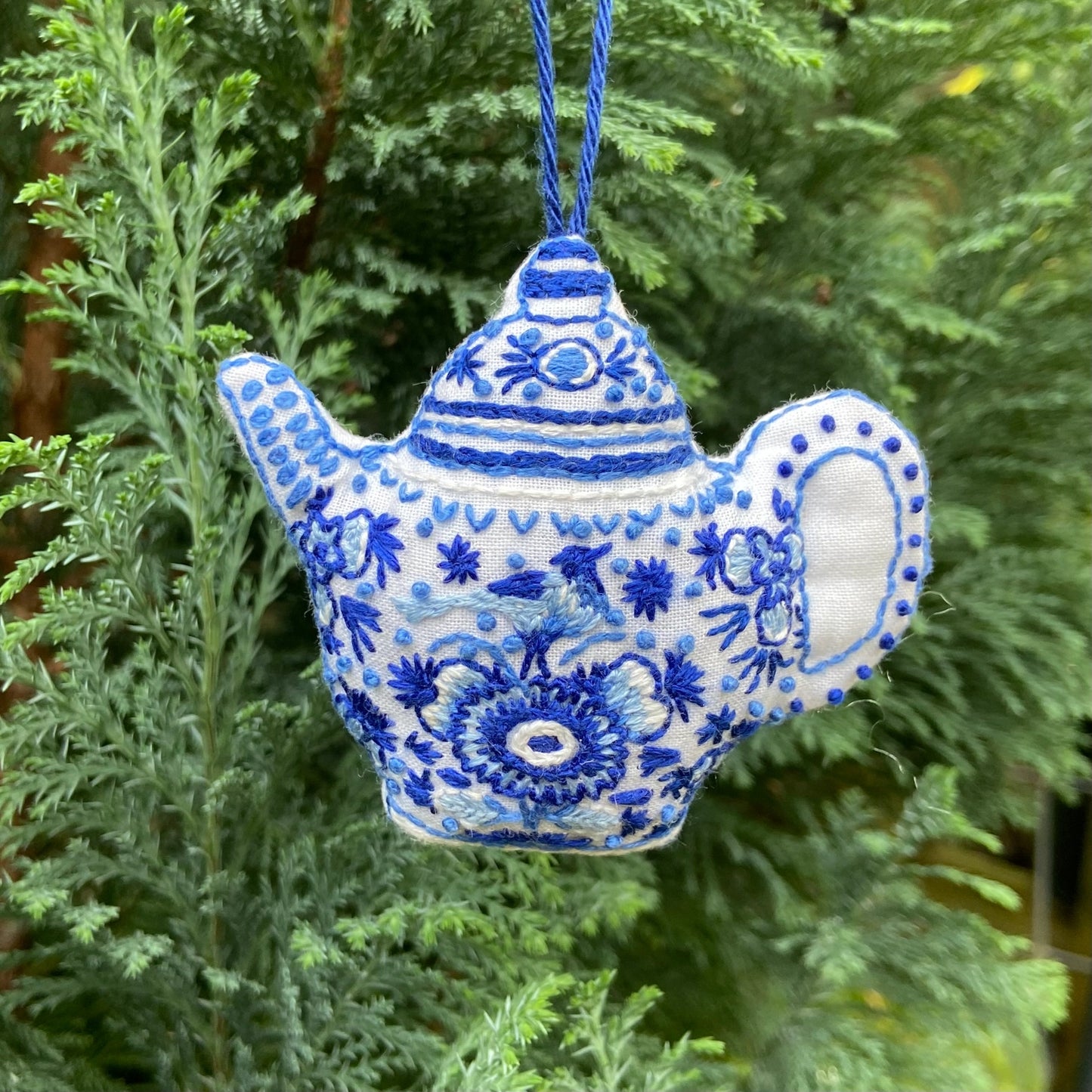 Cream Tea and Lace - broderisett i Delft-stil