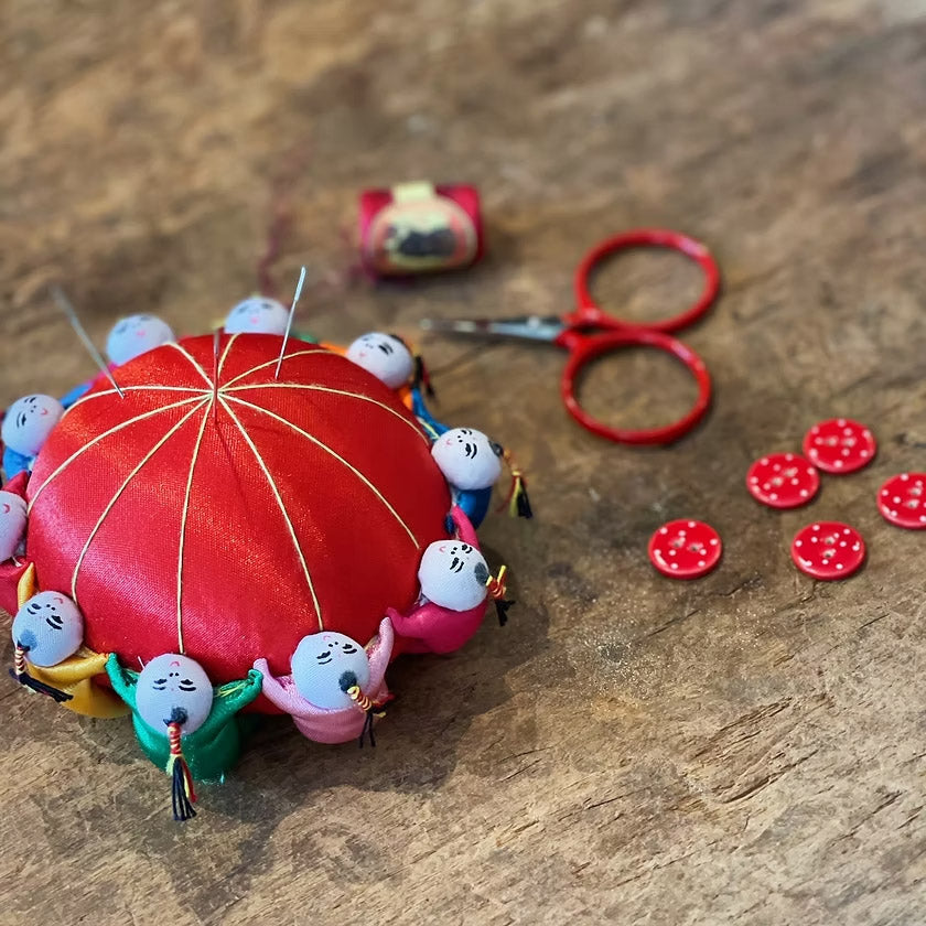 Nålepute med kinesiske dukker