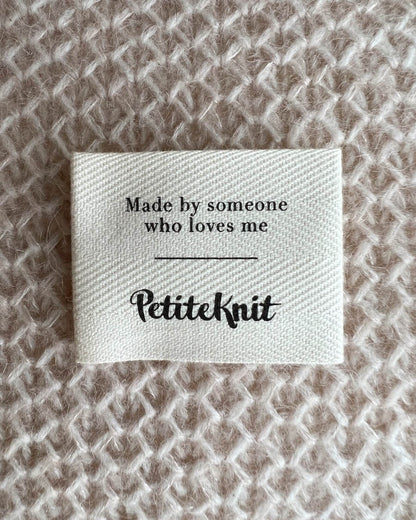 PetiteKnit Merkelapp "Made by someone who loves me"
