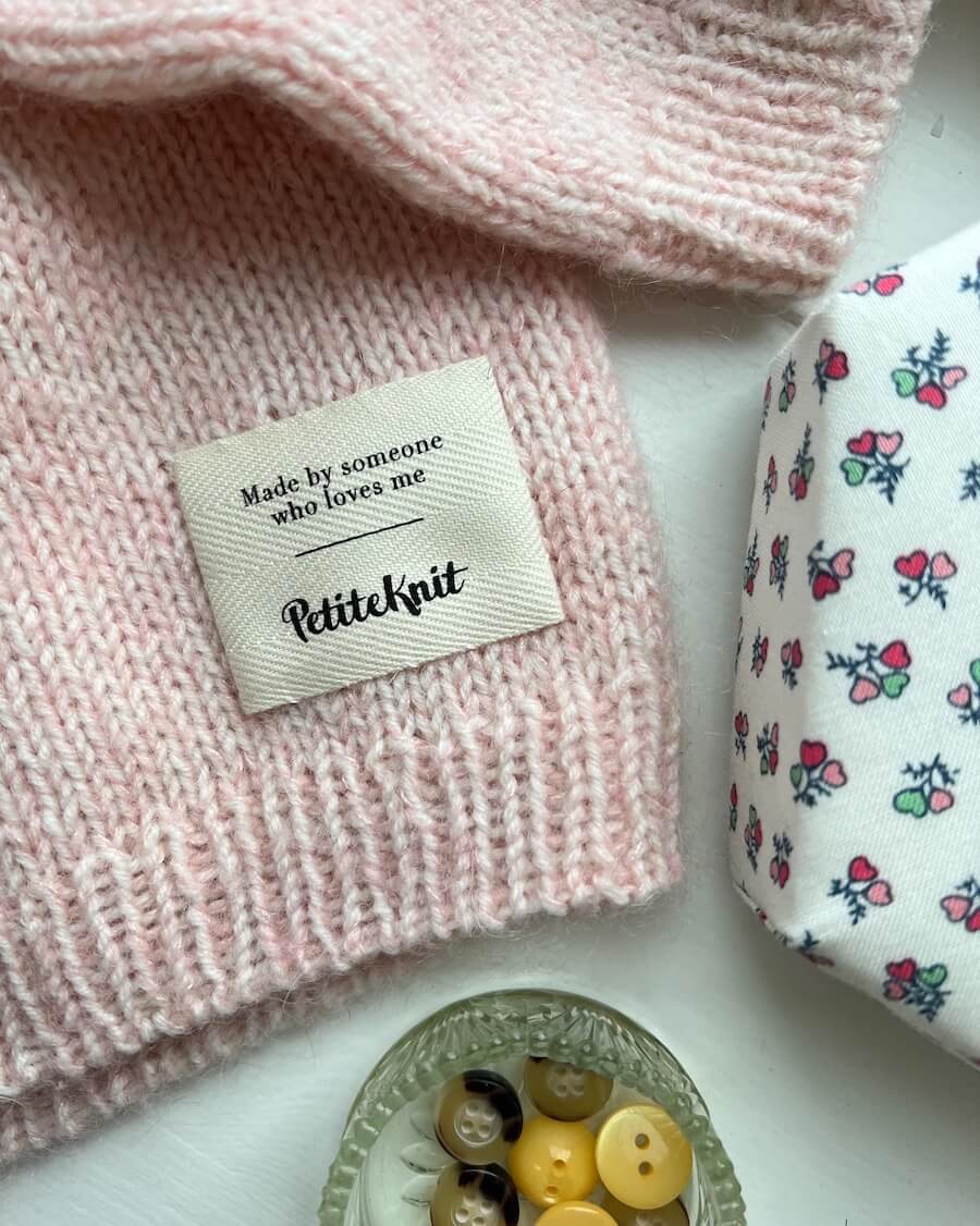 PetiteKnit Merkelapp "Made by someone who loves me"