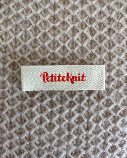PetiteKnit Merkelapper farger logo
