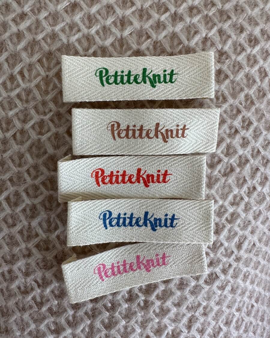 PetiteKnit Merkelapper farger logo