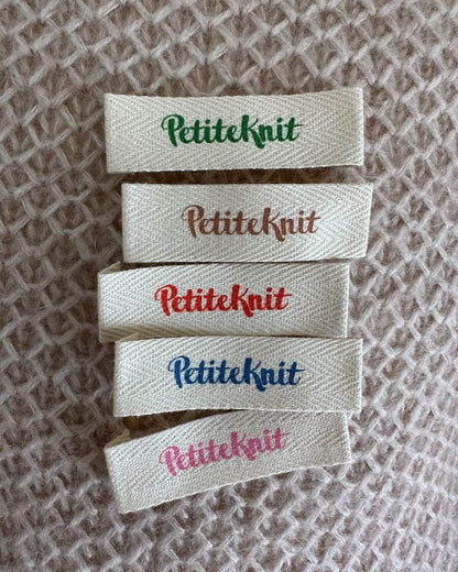 PetiteKnit Merkelapper farger logo