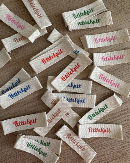 PetiteKnit Merkelapper farger logo